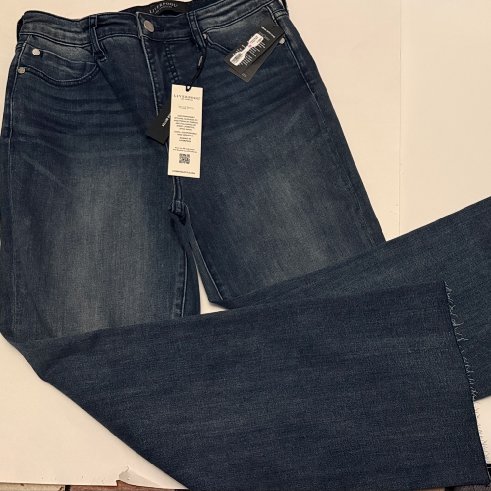 Liverpool LA Hannah Indigo Dark Wash Wide-Leg Flare Jeans.  Sz 6/28